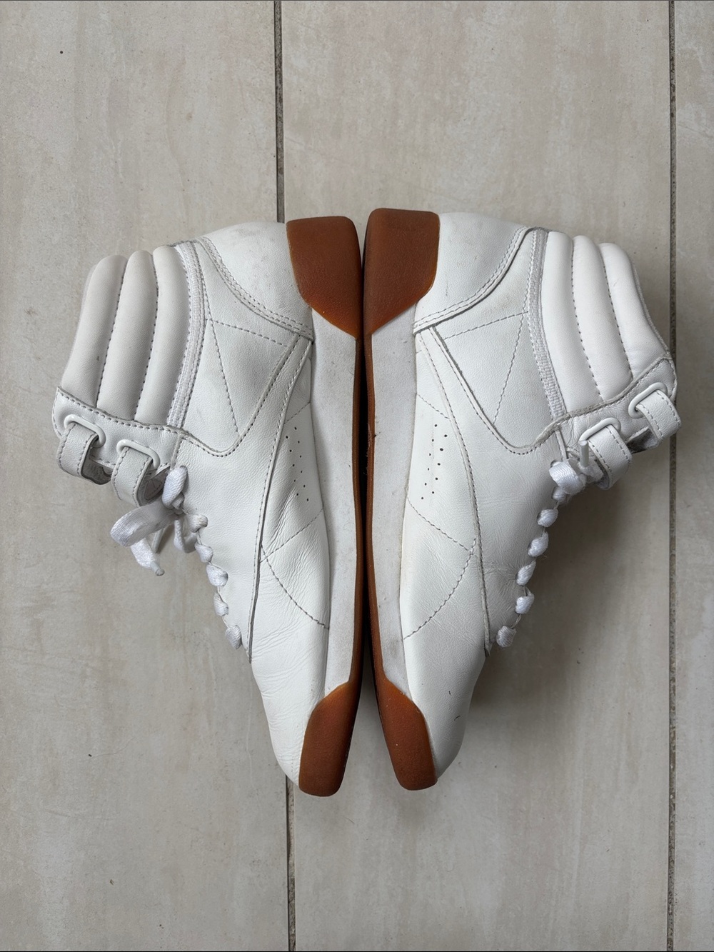 Reebok Women's Freestyle HI Walking Shoe White/Red/Gum 6.5 - Picture 4 of 11